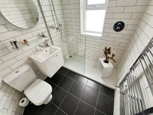 Shower room- click for photo gallery